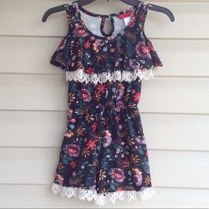 The cutest cold shoulder, play suit! Ex condition.